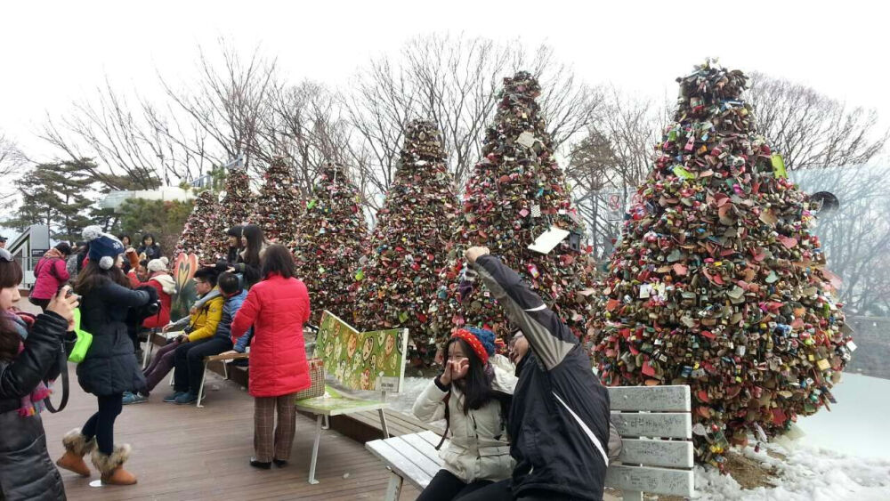 在韩国的南山顶上，有一处专供情人祷告天长地久的地方 一眼望过去，以为自己到了锁的世界，上下两层，所有的栏杆上都挂着密密麻麻的，各种各样的同心锁 韩国真心是一个很浪漫的国家 情侣们，和属于自己的那个他永远的锁在一起，再一起手牵手把唯一一把能打开同心锁的钥匙 丢到让任何人都找不到 单身狗伤不起呀[擦汗][擦汗][擦汗] 我就是想想而已