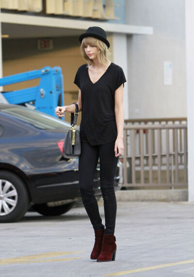 TAYLOR SWIFT - out and about in Los Angeles [14/11/19]