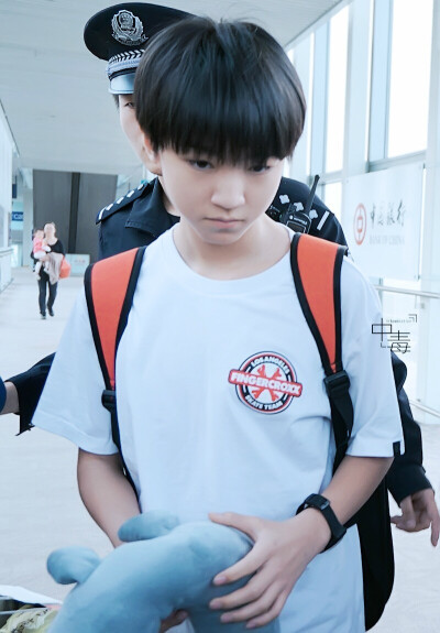 王俊凯 TFBOYS TFBOYS王俊凯 140413江北机场--首都机场 cr:logo