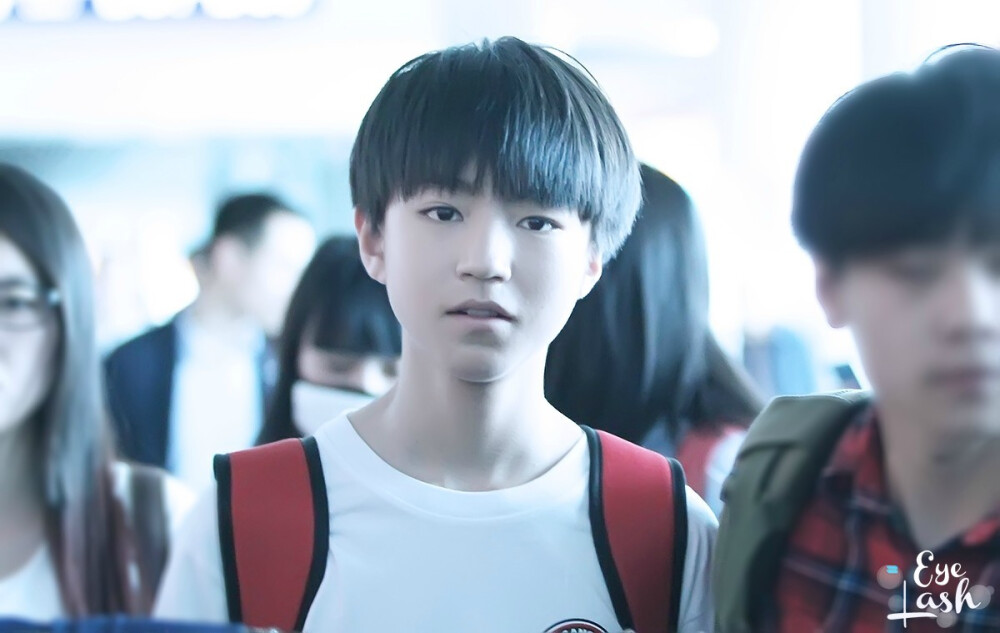 王俊凯 TFBOYS TFBOYS王俊凯 140413江北机场--首都机场 cr:logo