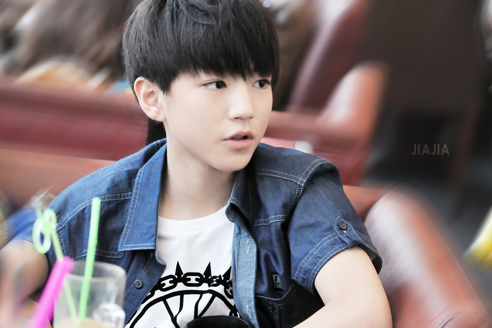 TFBOYS王俊凯 140717白云机场--首都机场 cr:logo