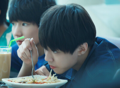 TFBOYS王俊凯 140717白云机场--首都机场 cr:logo