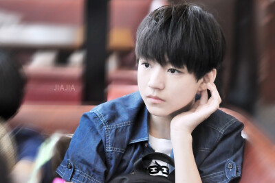 TFBOYS王俊凯 140717白云机场--首都机场 cr:logo