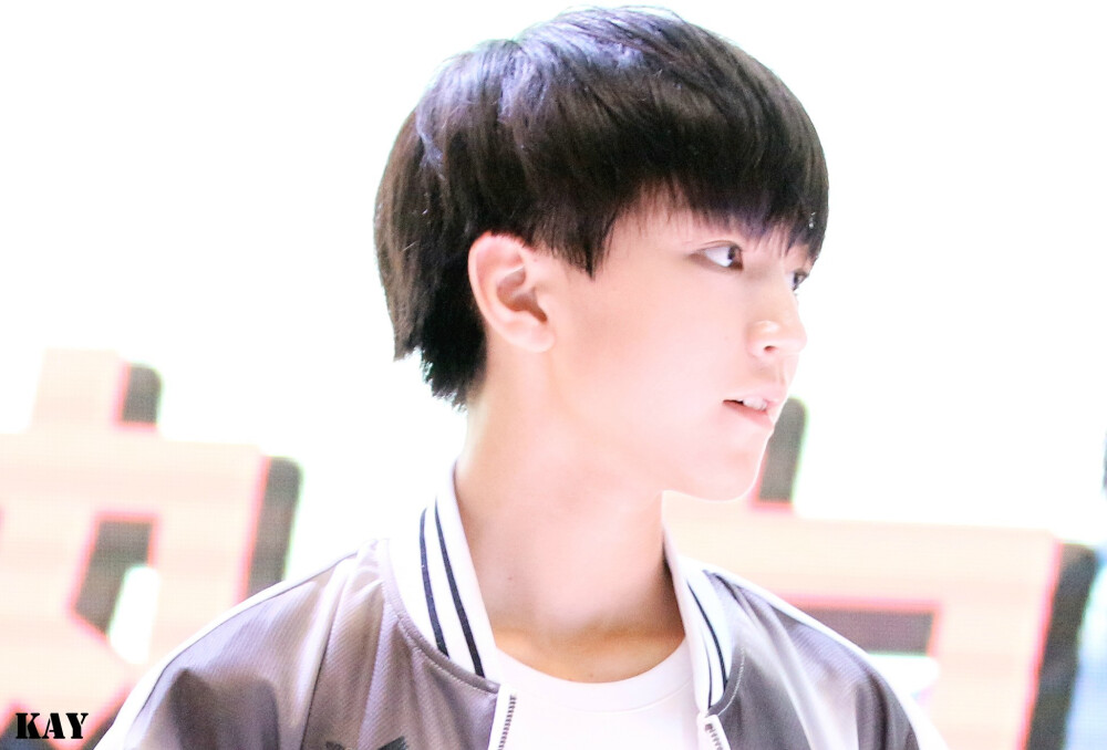 TFBOYS王俊凯 王俊凯 ，140801上海CJ游戏展热力赛车 cr.logo