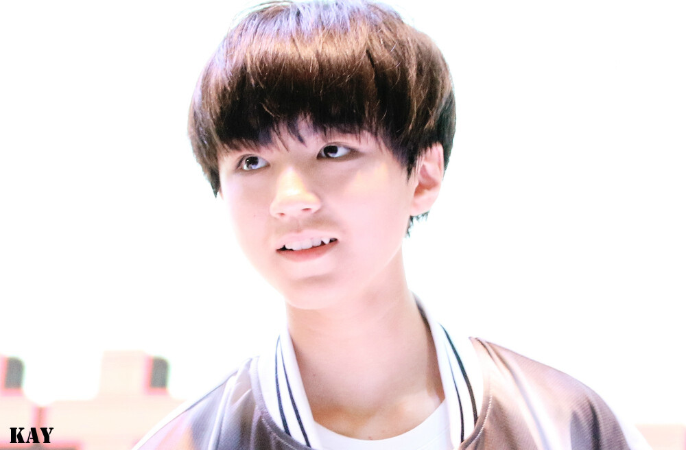 TFBOYS王俊凯 王俊凯 ，140801上海CJ游戏展热力赛车 cr.logo