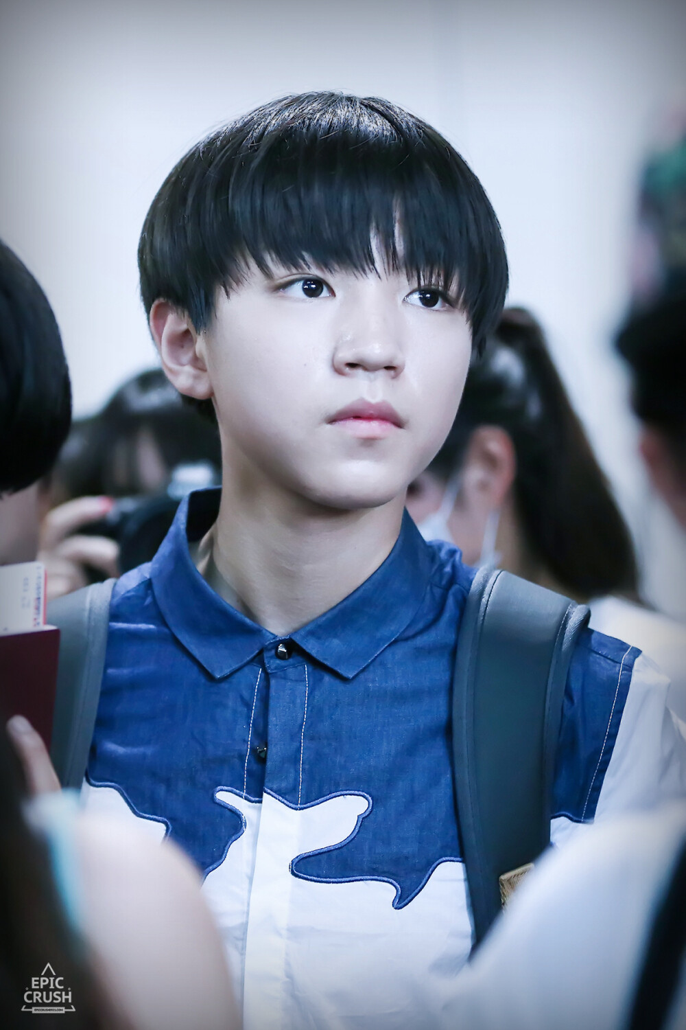 TFBOYS王俊凯 140804首都机场--虹桥机场 cr:logo