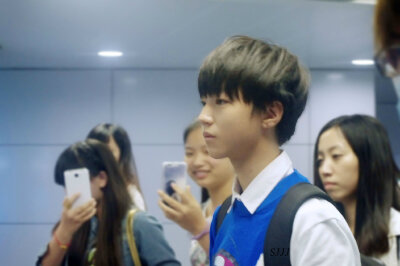 TFBOYS王俊凯 140828宝安机场--江北机场 cr:logo