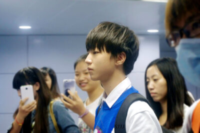 TFBOYS王俊凯 140828宝安机场--江北机场 cr:logo