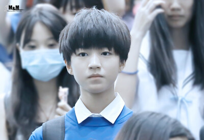 TFBOYS王俊凯 140828宝安机场--江北机场 cr:logo