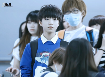 TFBOYS王俊凯 140828宝安机场--江北机场 cr:logo