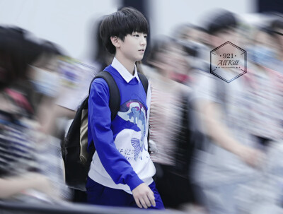 TFBOYS王俊凯 140828宝安机场--江北机场 cr:logo