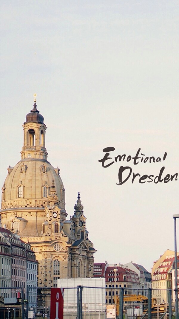 我想有一天和你去旅行。去那没有去过的地方，没有行李，没有背包，不带电脑更不要手机，走一个地方停一个地方。在我心里最美好的就是和你一起老在路上，捕捉最后的流星，坐在最高的山顶上，可以听音乐，聊电影，吃东西，随便是什么——都可以。当日出越过山涧，我未老，你依然.