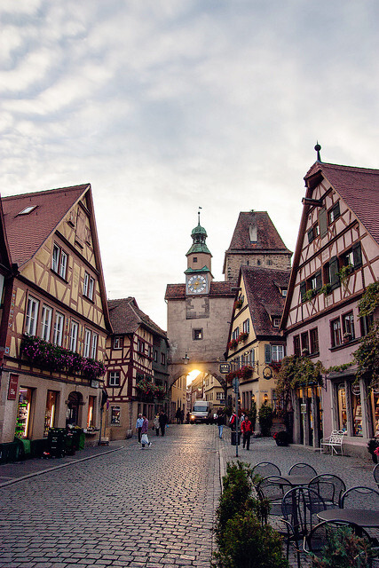 Rothenburg ob der Tauber, Bavaria, Germany (by Cthulhu79)。德国南部陶伯河上游的罗腾堡，位于高原之上，被当地居民称为“中古世纪之宝”，是德国所有城市中，保存中古世纪风貌最完整的地区。于1195年作为凡尔登主教鲁道夫的国都建立，是德国巴伐利亚最出名的小镇，有“中世纪遗留下的五彩珍珠”的美称。