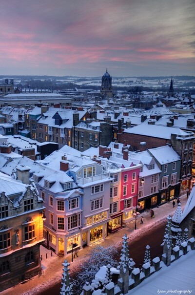 Snowy Oxford, England (by Lyon Photography on Flickr) 。英国牛津市，英国最具学术气质的城市，没有围墙和校门，30多个历史悠久的学院散布城市各个角落，最有名的则是大名鼎鼎的牛津大学。牛津城是英国皇族和学者…