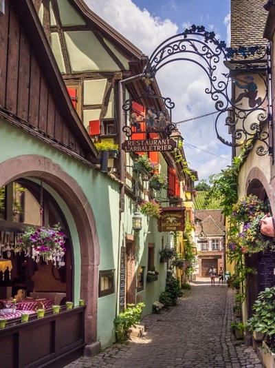 Riquewihr, Alsace, France (by Bobrad)。酒城利克威尔是法国阿尔萨斯大区（Alsace）的小镇，距北部的科尔玛（Colmar）15公里。座落在酒乡之路旁边的一处山谷中，整个小城寻觅不到一丝现代建筑的痕迹，仿佛历史的演义在这里突然停滞，使之永远定格在古朴纯美的十七世纪。因风景如画的中世纪艺术和建筑闻名于世。