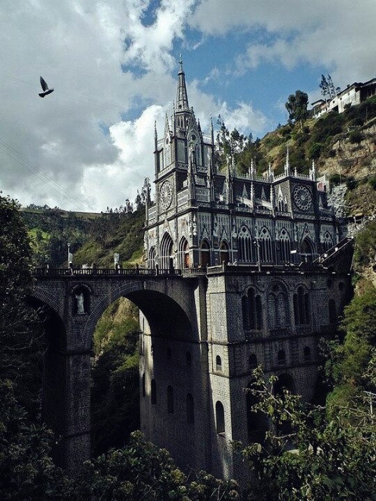 Las Lajas Sanctuary, Colombia。哥伦比亚拉斯拉哈斯教堂，是哥伦比亚纳里尼奥省伊皮亚莱斯市最著名的景点，位于瓜伊塔拉河（Guáitara River）谷靠近厄瓜多尔的边境，是一座建于1916年1月1日的方形教堂。该教堂一直至1949年8月20日完工，以取代当地19世纪的一座小教堂。“拉哈”为安第斯山脉中常见的一种冲击岩石的名称。它是世界上唯一的山谷教堂。教堂横跨河谷，蔚为奇特壮观。据称在此处曾见过圣母玛丽亚显灵。