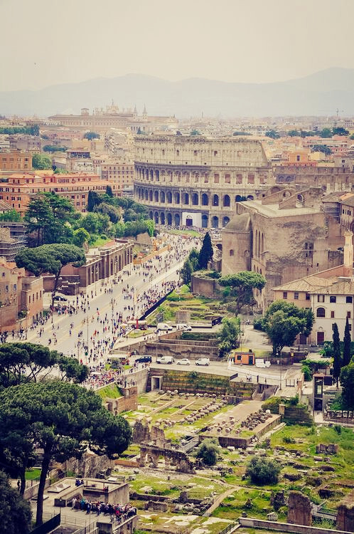 Rome, Italy 。意大利罗马，是意大利首都，有许多风格独特的区域，但几乎没有哪座城市能像它那样让你能更容易地融入当地。显赫一时的古罗马帝国，有被誉为世界第八大奇迹的古罗马竞技场，有极富魅力的雕塑般完美的男人和女人。罗马独特的城市风貌，优美的自然风光，灿烂的历史和文化，一直是旅行者们心醉不已的梦想之地。