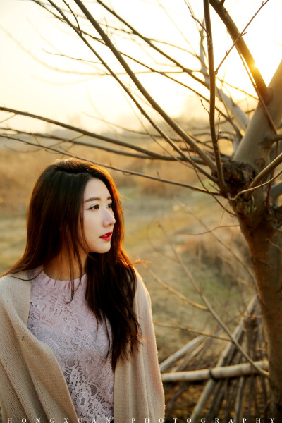 你说你是能歌善舞的新疆姑娘，装吧你就 摄影：洪小漩 出镜：马儿 这是拍完后的一些花絮，之前没有修的，现在补上吧，你看呢。