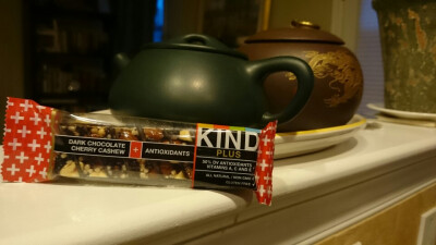 kind牌的granola bar真心好!去逛街的时候忘包包里放两条根本不用担心突然间肚子饿~味道都很不错。强推带坚果的!此货可在各种有机商店找到