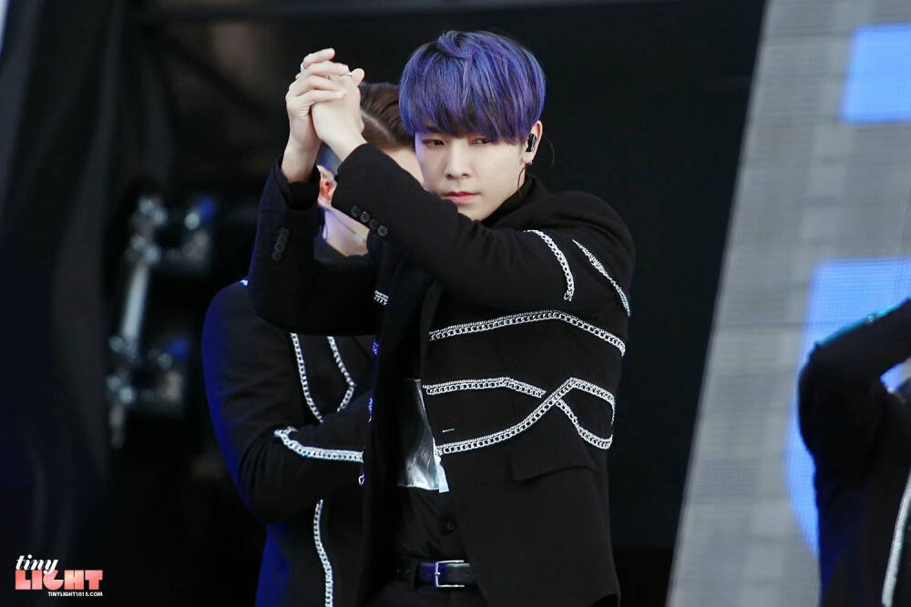 无论你变得如何年长，在我心里，你永远是初遇时的那此间少年–––李东海