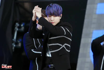 无论你变得如何年长，在我心里，你永远是初遇时的那此间少年–––李东海