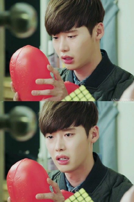 #李钟硕#明晚没有达布叔叔了，回顾一下达布叔叔的顺们是如何牺牲掉的:第二集：达布为了去电视台牺牲掉了五顺。第六集：阿布几为达布买新衣服（包括那个造型）牺牲掉了三顺四顺。第十集：阿布几为了看达布的新闻买了高清液晶电视机牺牲掉了大顺二顺六顺。就这样，达布叔叔辛苦养肥的顺顺们全部光荣牺牲了。