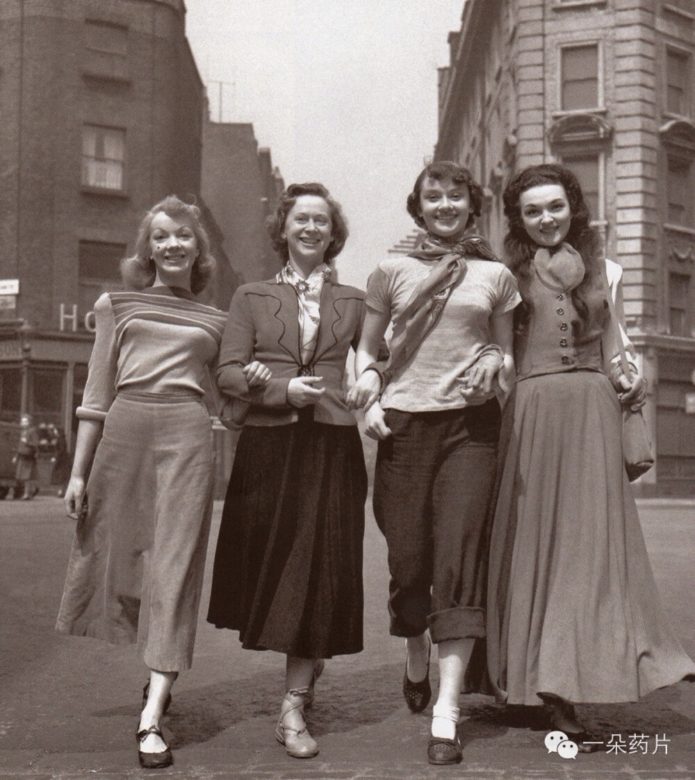 在音乐剧《鞑靼酱》中开始担任合唱演员 1949年，20岁，伦敦