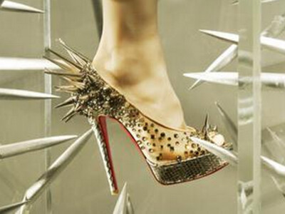 Christian Louboutin铆钉尖头高跟鞋