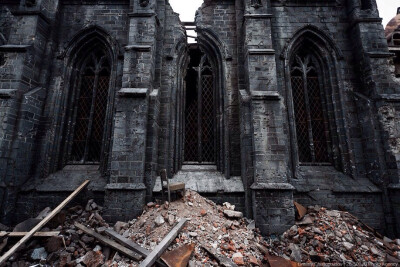 #华美的废墟# 这是一组位于德国东部废弃城镇的摄影，它的居民们在很久很久以前就某种原因将它遗弃，使它成为失落的鬼镇，偶尔来拜访的也只有这些持着相机的游客。