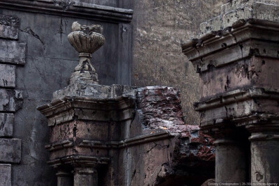 #华美的废墟# 这是一组位于德国东部废弃城镇的摄影，它的居民们在很久很久以前就某种原因将它遗弃，使它成为失落的鬼镇，偶尔来拜访的也只有这些持着相机的游客。