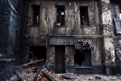 #华美的废墟# 这是一组位于德国东部废弃城镇的摄影，它的居民们在很久很久以前就某种原因将它遗弃，使它成为失落的鬼镇，偶尔来拜访的也只有这些持着相机的游客。