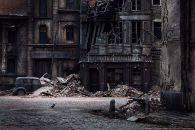 #华美的废墟# 这是一组位于德国东部废弃城镇的摄影，它的居民们在很久很久以前就某种原因将它遗弃，使它成为失落的鬼镇，偶尔来拜访的也只有这些持着相机的游客。