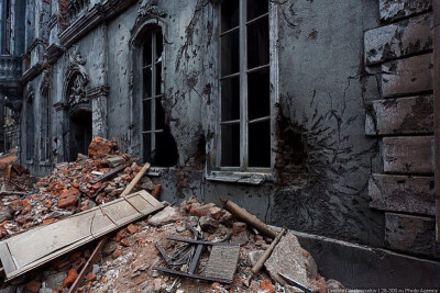 #华美的废墟# 这是一组位于德国东部废弃城镇的摄影，它的居民们在很久很久以前就某种原因将它遗弃，使它成为失落的鬼镇，偶尔来拜访的也只有这些持着相机的游客。