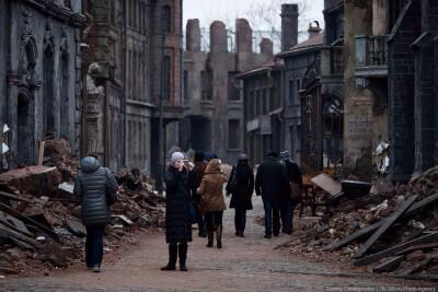 #华美的废墟# 这是一组位于德国东部废弃城镇的摄影，它的居民们在很久很久以前就某种原因将它遗弃，使它成为失落的鬼镇，偶尔来拜访的也只有这些持着相机的游客。