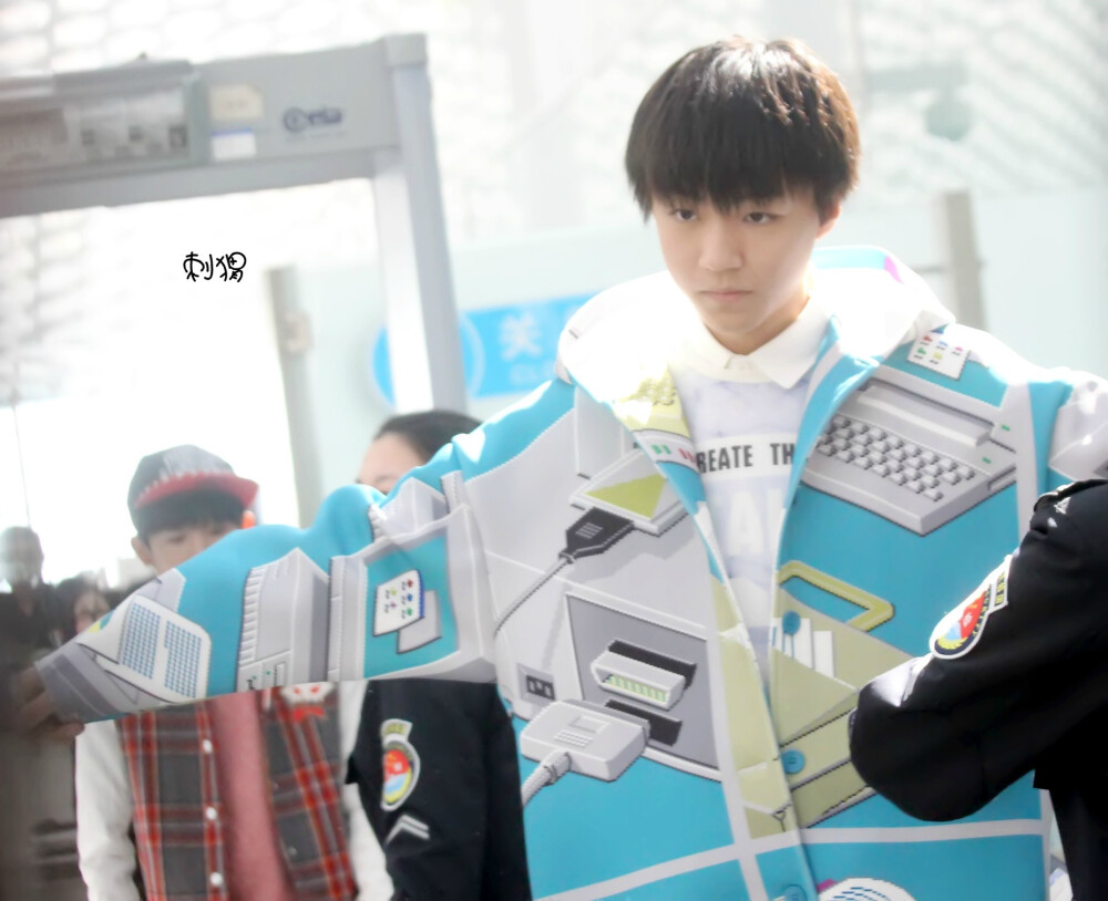 TFBOYS王俊凯 王俊凯，141230宝安-禄口机场高清图 cr.logo