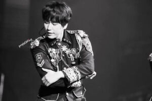 ss6舞台装超赞！！军装霸气！！  super junior 圭贤