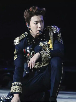 ss6舞台装超赞！！军装霸气！！  super junior 东海