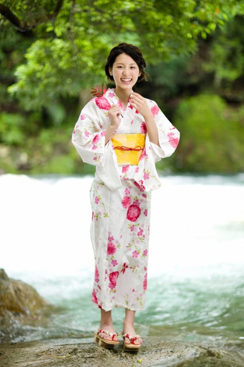 超可爱浴衣少女……夏日的一股清凉。【浴衣一般会穿的比较高，在脚踝上，赤脚，搭配木屐。】