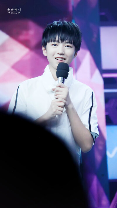 TFBOYS王俊凯 140520快乐大本营录制 cr.logo