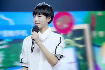 TFBOYS王俊凯 140520快乐大本营录制 cr.logo