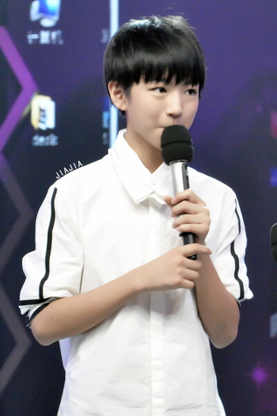 TFBOYS王俊凯 140520快乐大本营录制 cr.logo