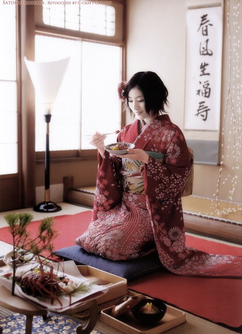 结婚式，引振袖之端正。【在传统的日本婚宴上，桌上的每一种食品都代表一个美好的祝愿或代表幸福，富裕，或意味长寿，多子孙等。】