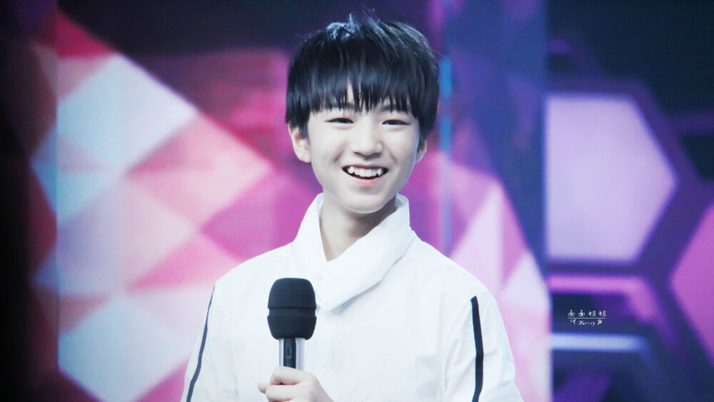 TFBOYS王俊凯 140520快乐大本营录制 cr.logo