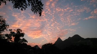 下班回家，发现有三两学生在拍天空，原来，是一片火烧云。