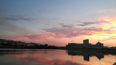 曾有一片景，倒影在记忆中。