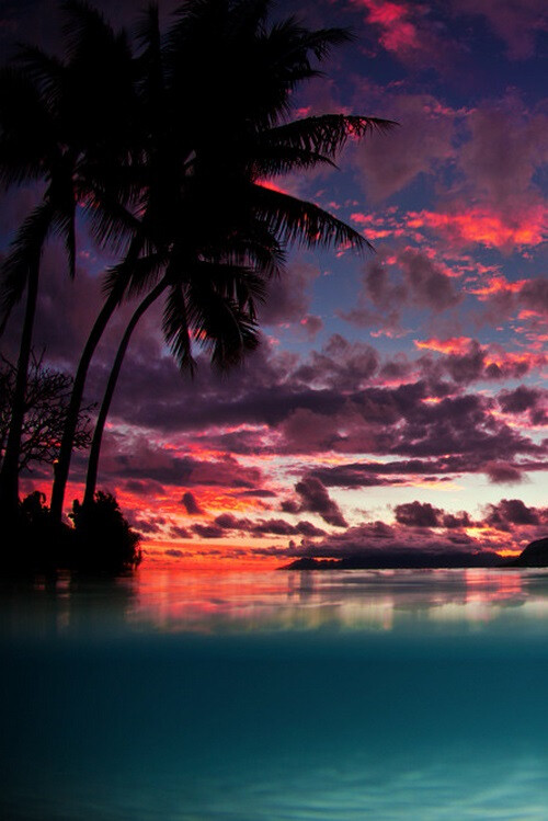 Tahiti ,French Polynesia（by Adam Duffy）。塔希提岛，也译为塔西提岛，又称为大溪地，是法属波利尼西亚向风群岛中最大的岛屿，位于南太平洋。这里四季温暖如春、物产丰富。衣食无忧的人们常常无所事事地望着大海远处凝思，静待日落天亮。居民称自己为“上帝的人”，外国人则认为这里是“最接近天堂的地方”。