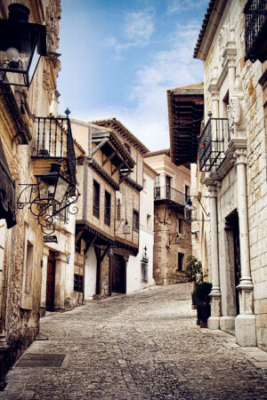 Palma de Mallorca, Spain (by Sergio Moral)。西班牙的帕尔马，是马略卡岛主要的城市和港口，同时是西班牙巴利阿里群岛自治区的首府。这个城市曾为马略卡帝国的首都。市内一些歷史建筑多为哥德式建筑。岛上海滨的景观颇具特色，既有陡峭的山岩和平缓的高地，又有辽阔的海湾和一望无际的沙滩，既有层层叠叠的梯田，又有芳香四溢的果园，既有罗马人和阿拉伯人的古老遗迹，又有现代派的建筑。如今，马岛也已成为欧美游客向往的地方。