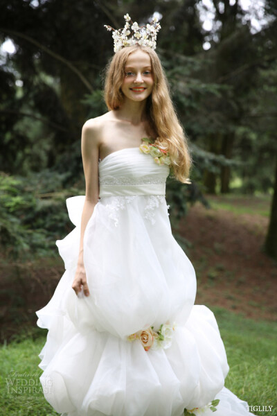 日本婚纱品牌 TIGLILY 释出2015春夏婚纱系列LookBook，模特们身着曼妙的婚纱于森林中宛若童话中的公主。