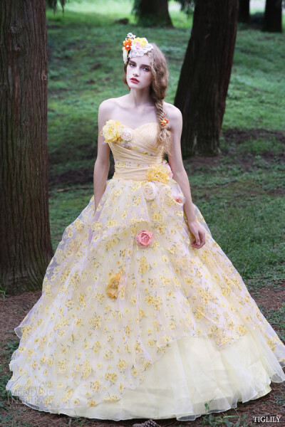 日本婚纱品牌 TIGLILY 释出2015春夏婚纱系列LookBook，模特们身着曼妙的婚纱于森林中宛若童话中的公主。