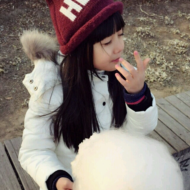 张籽沐。闺蜜头像『还在张望谁的脸庞，阳光下透彻洒满忧伤的光，不知向往还有多长，葡萄架谁披散头发可爱的模样』